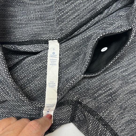 LIKE NEW! Lululemon Wunder Under Crop II - Picture 13 of 14